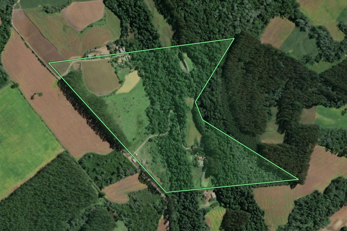 Imagem de satélite do imóvel rural em Santa Terezinha (SC), com o contorno declarado no CAR desenhado por cima.