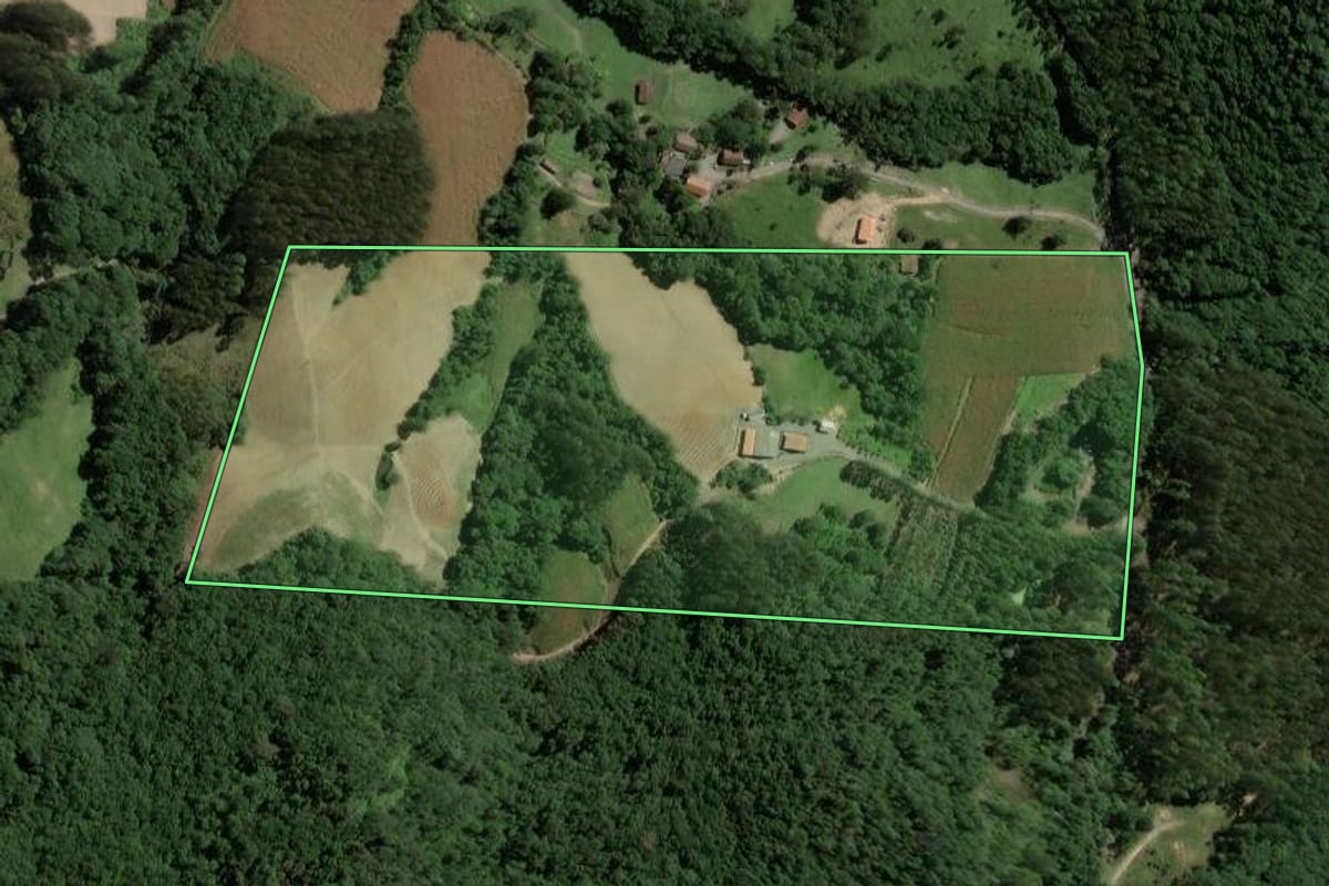Imagem de satélite do imóvel rural em Santa Terezinha (SC), com o contorno declarado no CAR desenhado por cima.