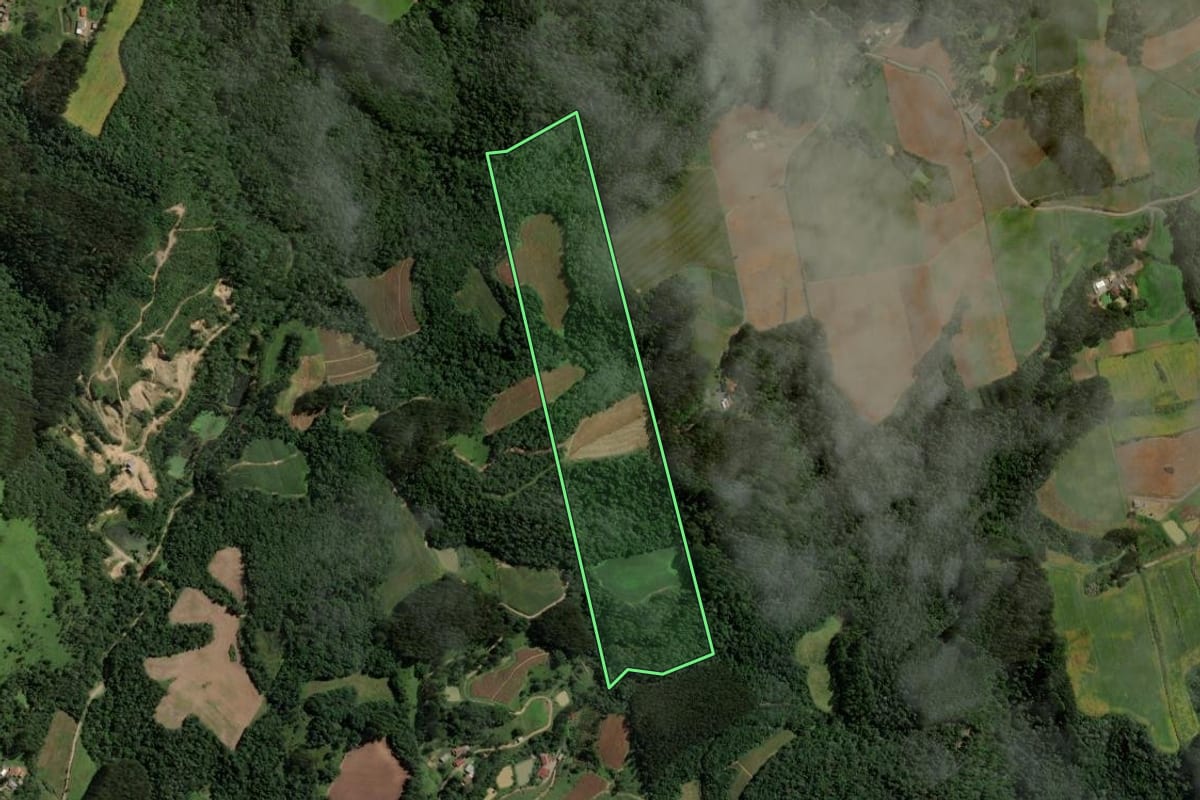 Imagem de satélite do imóvel rural em Santa Terezinha (SC), com o contorno declarado no CAR desenhado por cima.
