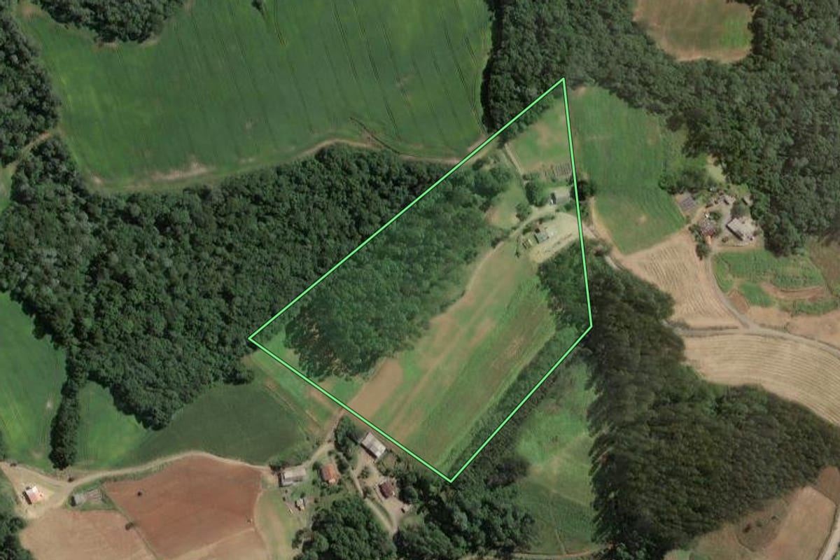 Imagem de satélite do imóvel rural em Santa Terezinha (SC), com o contorno declarado no CAR desenhado por cima.