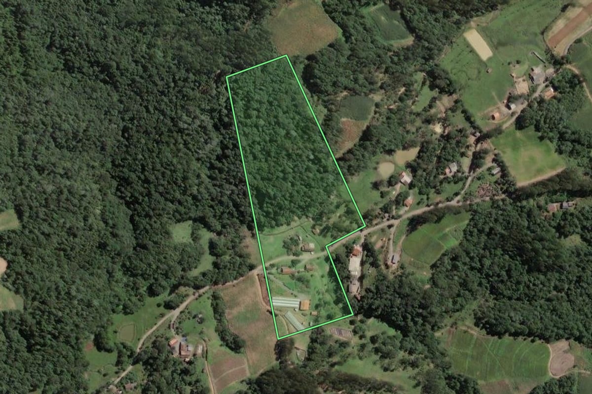 Imagem de satélite do imóvel rural em Santa Terezinha (SC), com o contorno declarado no CAR desenhado por cima.