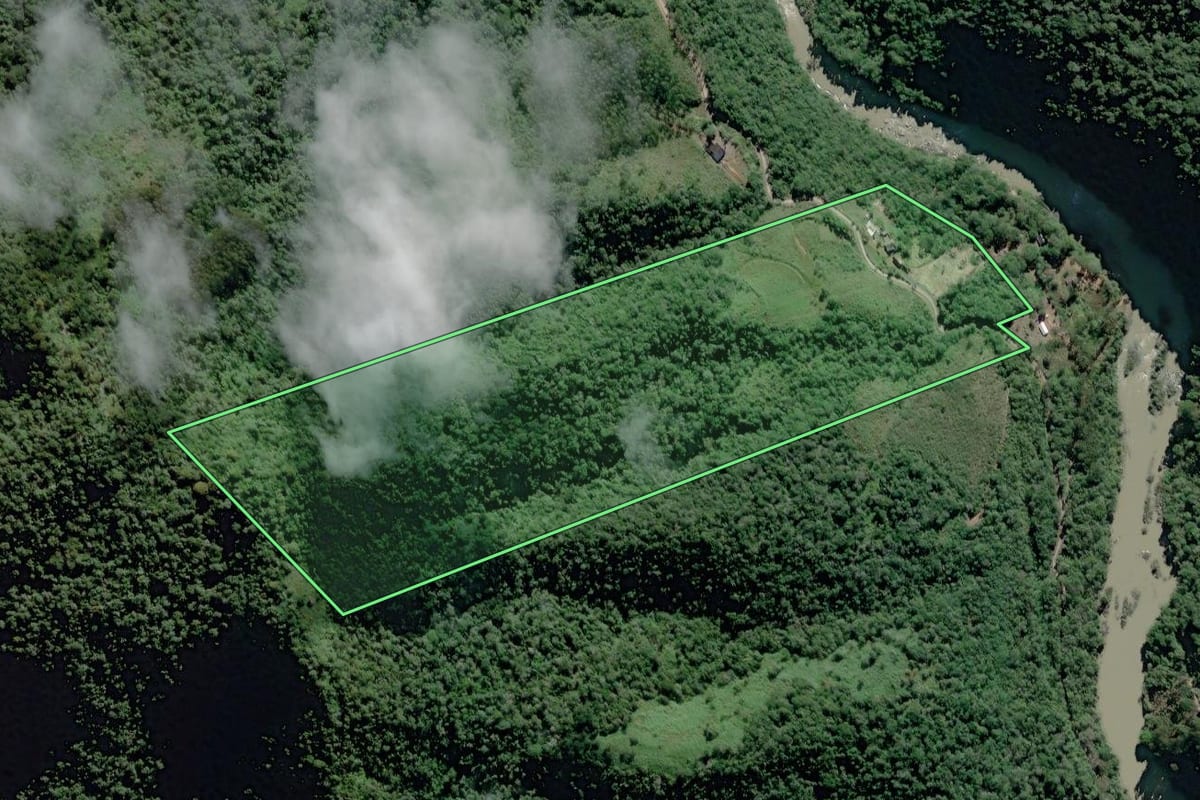 Imagem de satélite do imóvel rural em Santa Terezinha (SC), com o contorno declarado no CAR desenhado por cima.
