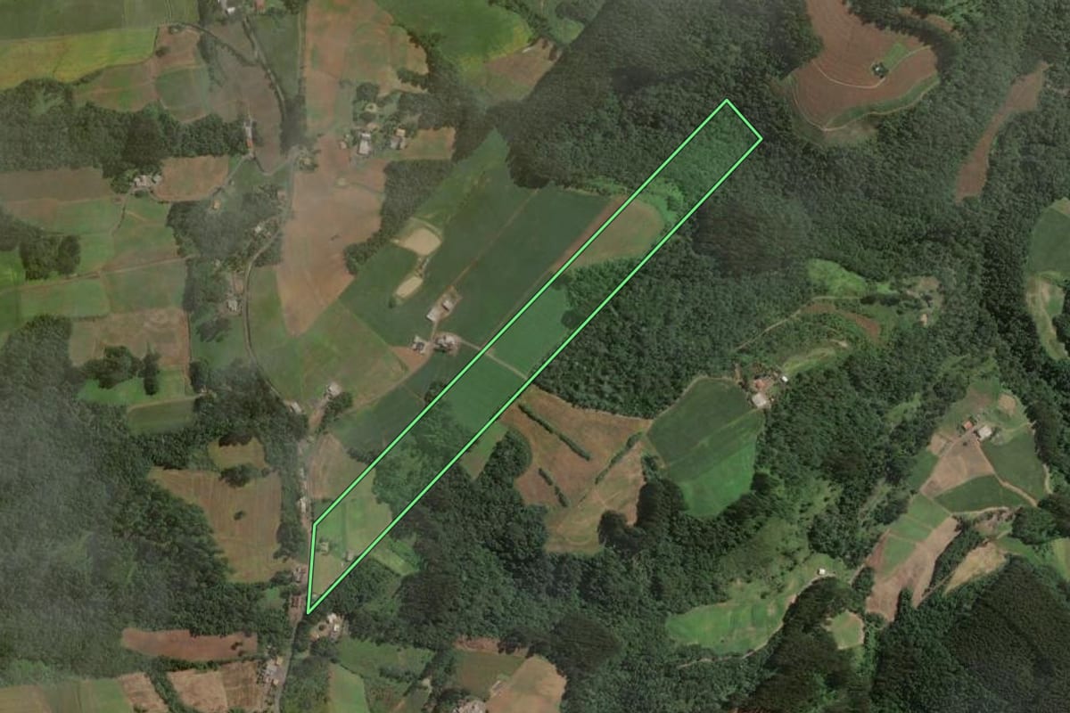 Imagem de satélite do imóvel rural em Santa Terezinha (SC), com o contorno declarado no CAR desenhado por cima.