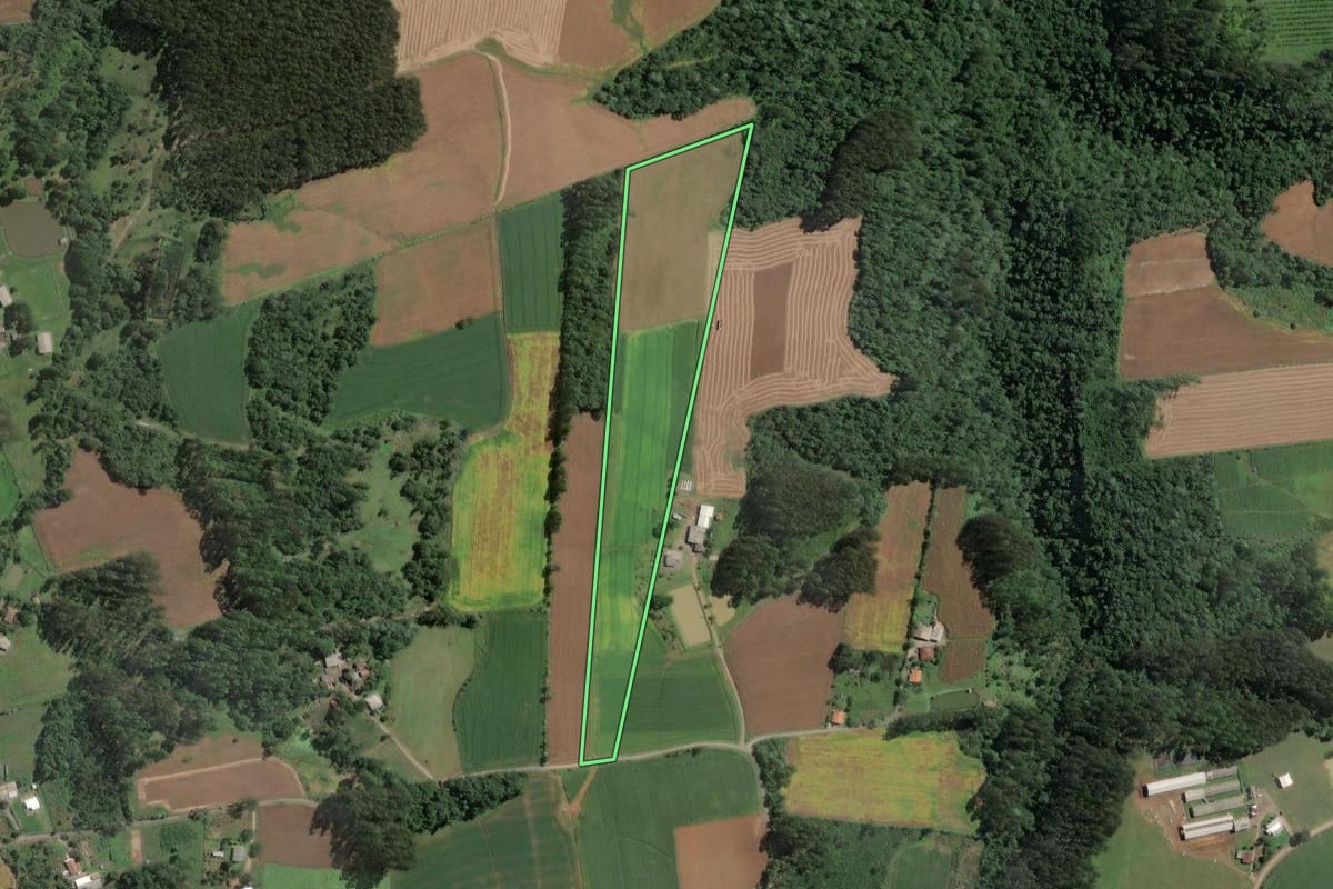 Imagem de satélite do imóvel rural em Santa Terezinha (SC), com o contorno declarado no CAR desenhado por cima.