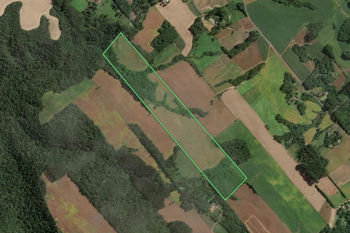 Imagem de satélite do imóvel rural em Santa Terezinha (SC), com o contorno declarado no CAR desenhado por cima.