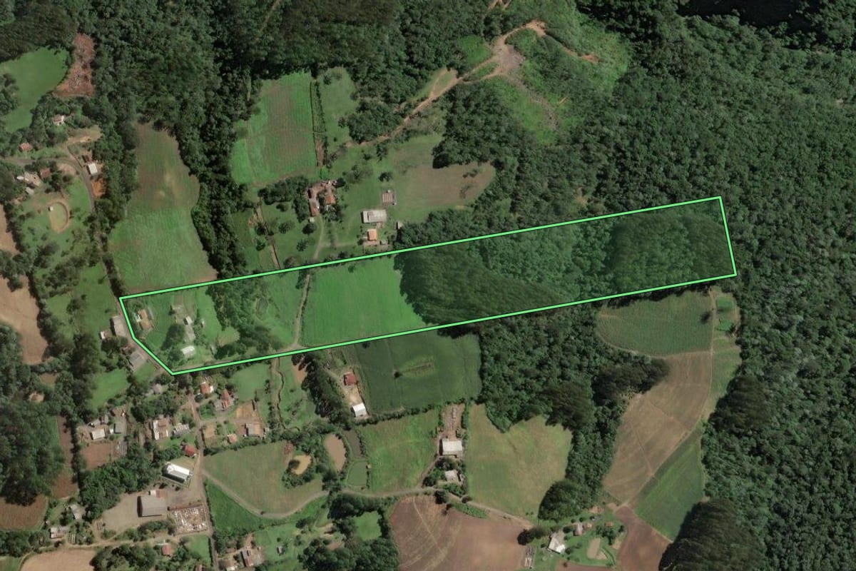 Imagem de satélite do imóvel rural em Santa Terezinha (SC), com o contorno declarado no CAR desenhado por cima.