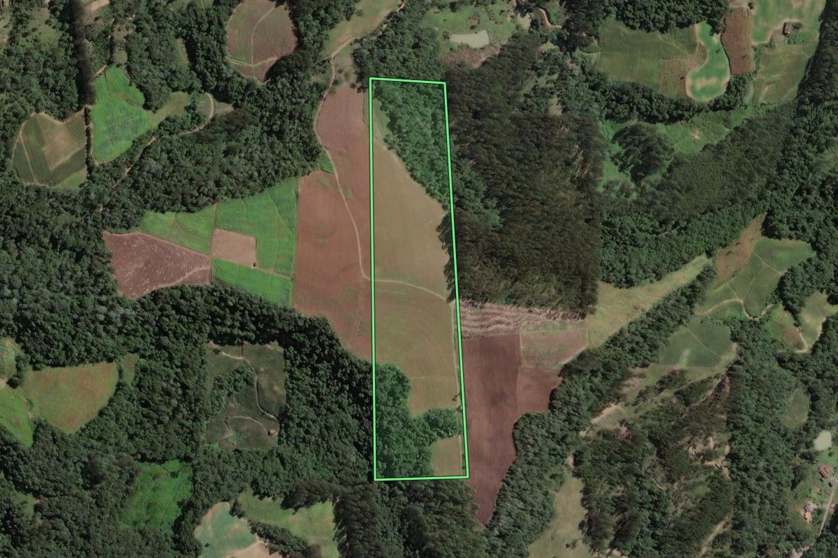 Imagem de satélite do imóvel rural em Santa Terezinha (SC), com o contorno declarado no CAR desenhado por cima.