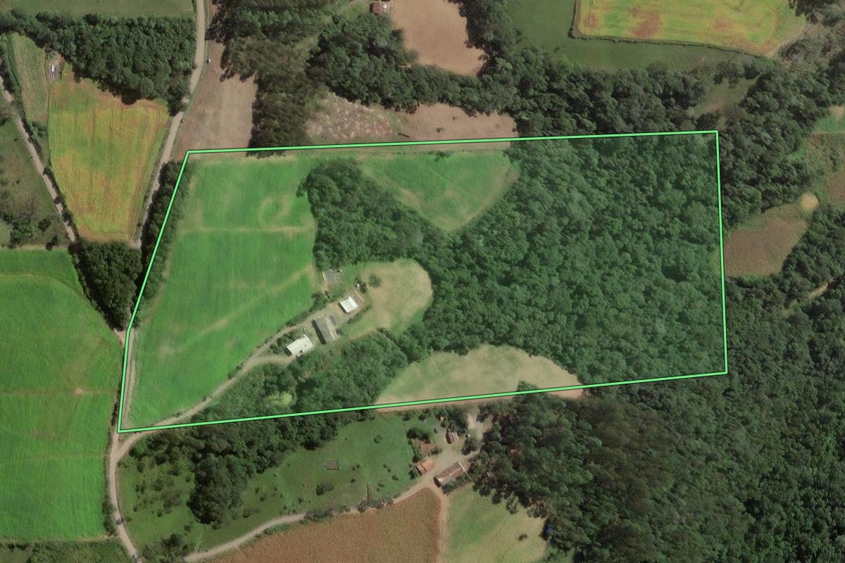 Imagem de satélite do imóvel rural em Santa Terezinha (SC), com o contorno declarado no CAR desenhado por cima.