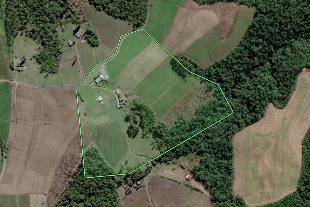 Imagem de satélite do imóvel rural em Santa Terezinha (SC), com o contorno declarado no CAR desenhado por cima.