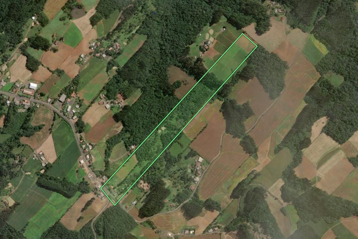 Imagem de satélite do imóvel rural em Santa Terezinha (SC), com o contorno declarado no CAR desenhado por cima.