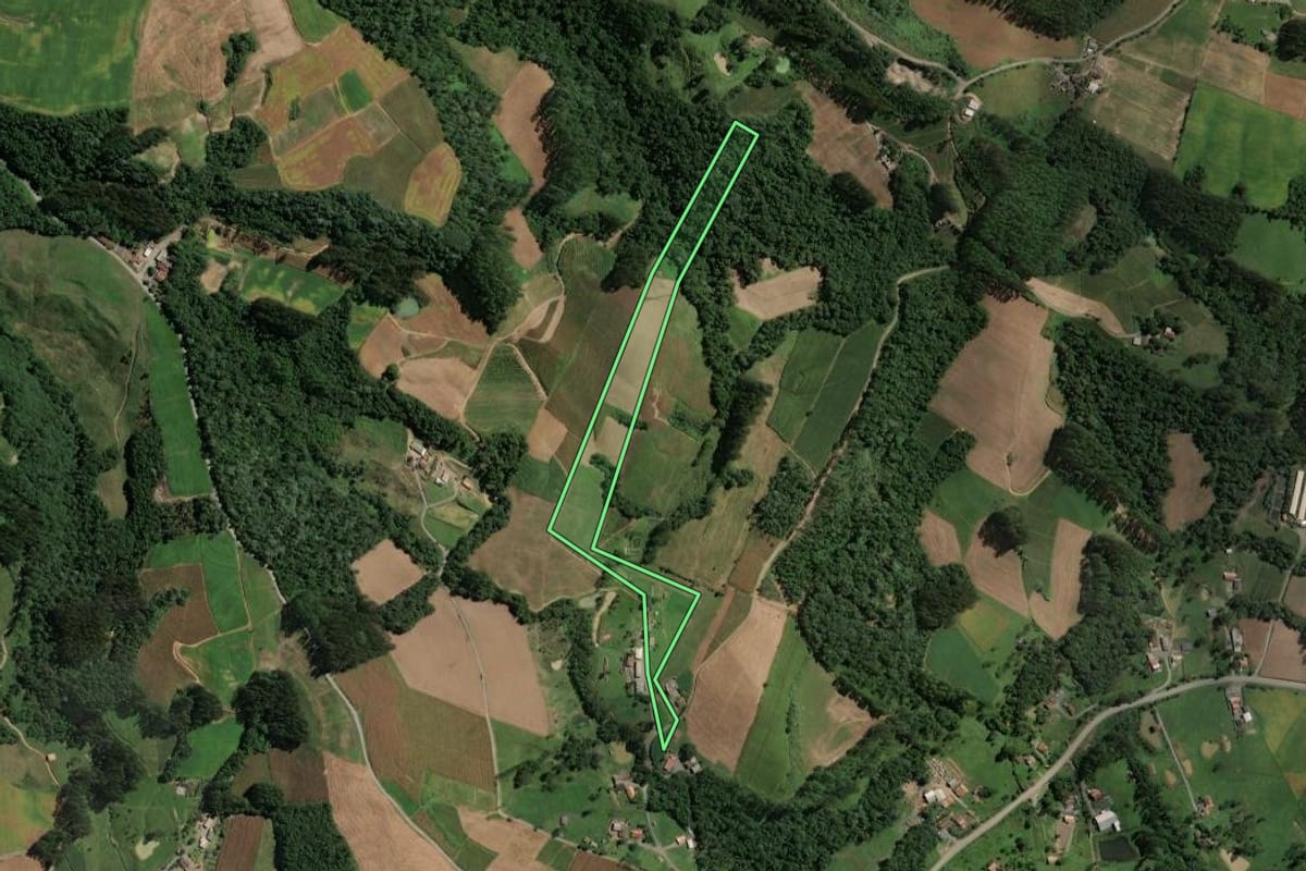 Imagem de satélite do imóvel rural em Santa Terezinha (SC), com o contorno declarado no CAR desenhado por cima.