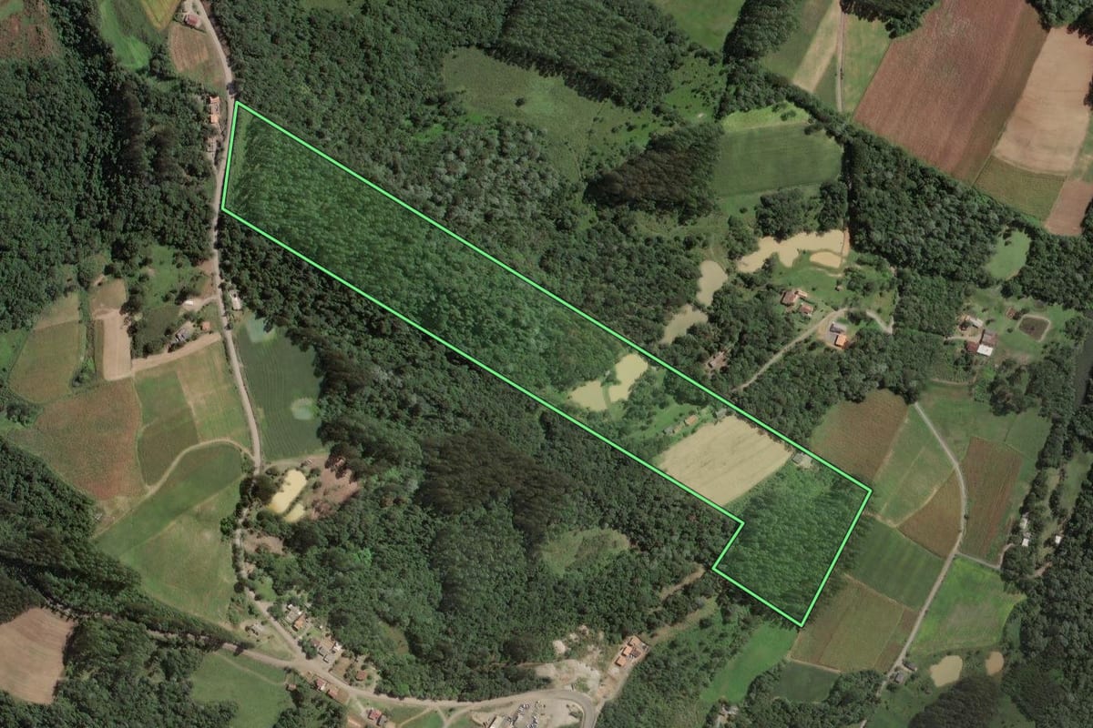 Imagem de satélite do imóvel rural em Santa Terezinha (SC), com o contorno declarado no CAR desenhado por cima.