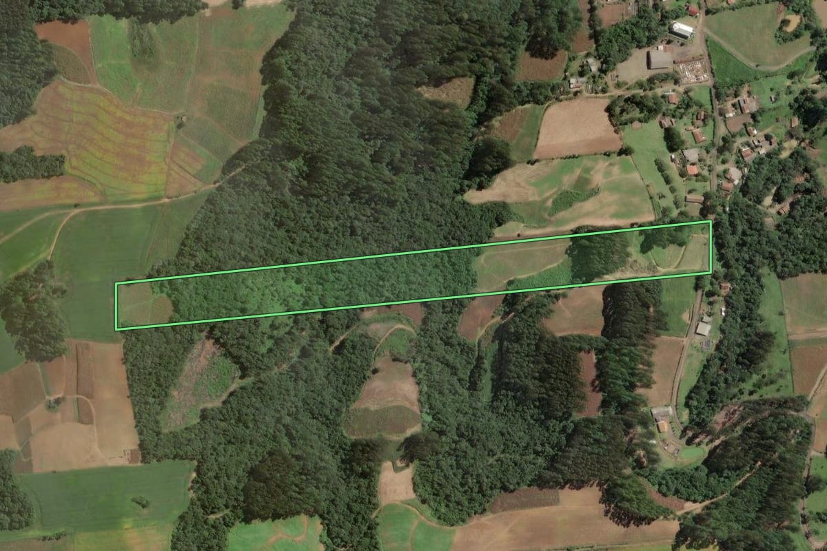 Imagem de satélite do imóvel rural em Santa Terezinha (SC), com o contorno declarado no CAR desenhado por cima.