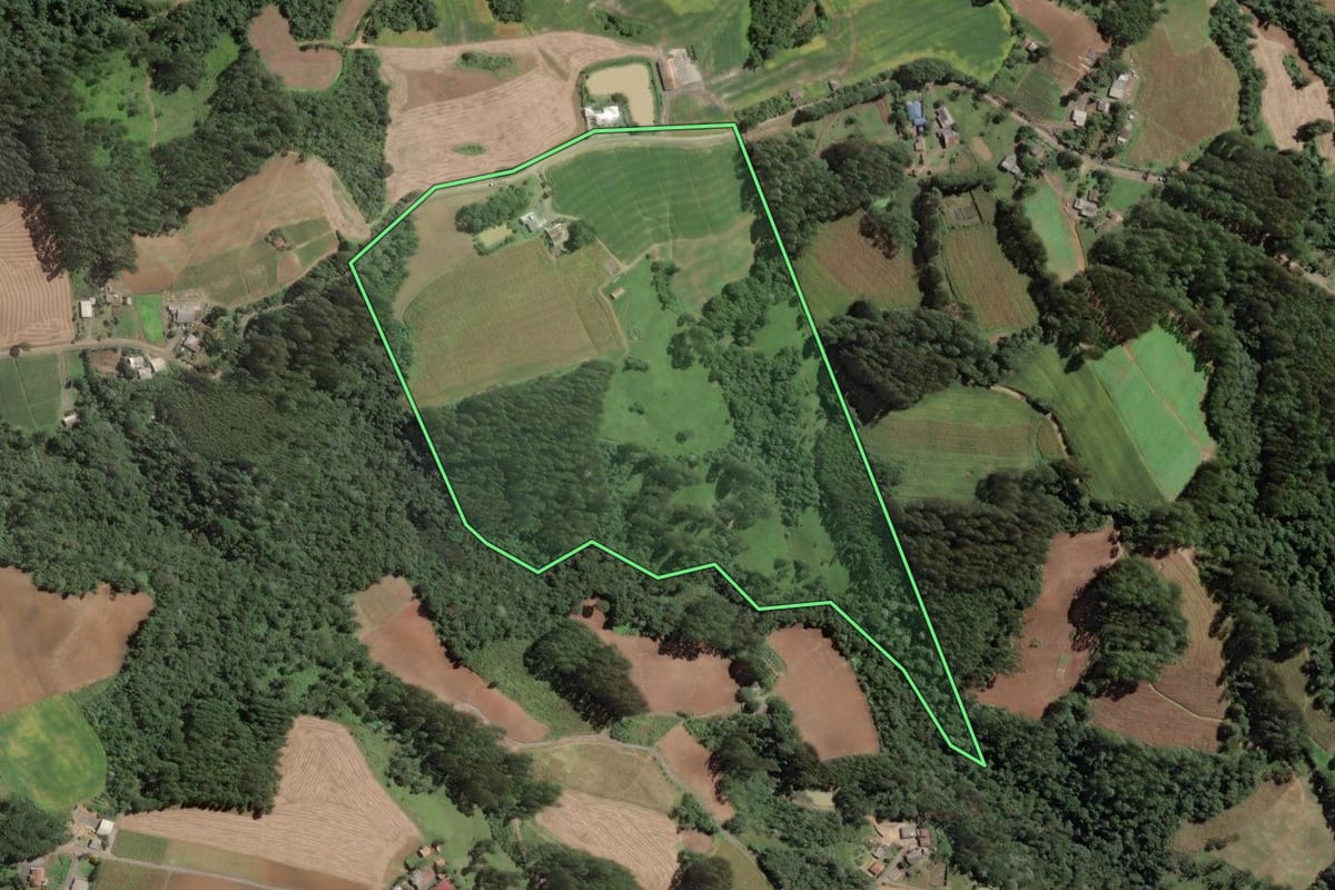 Imagem de satélite do imóvel rural em Santa Terezinha (SC), com o contorno declarado no CAR desenhado por cima.