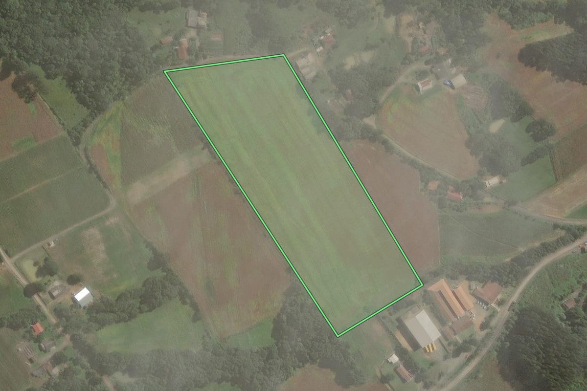 Imagem de satélite do imóvel rural em Santa Terezinha (SC), com o contorno declarado no CAR desenhado por cima.