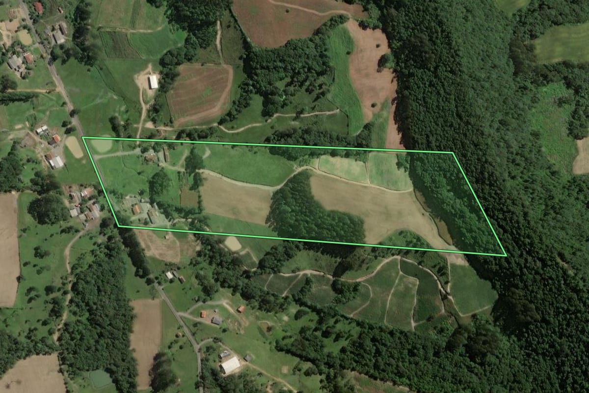 Imagem de satélite do imóvel rural em Santa Terezinha (SC), com o contorno declarado no CAR desenhado por cima.