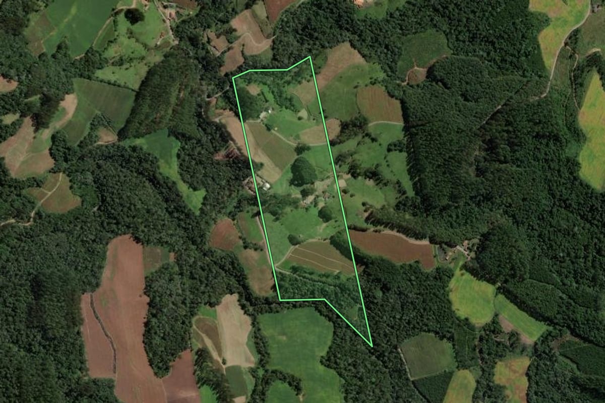 Imagem de satélite do imóvel rural em Santa Terezinha (SC), com o contorno declarado no CAR desenhado por cima.