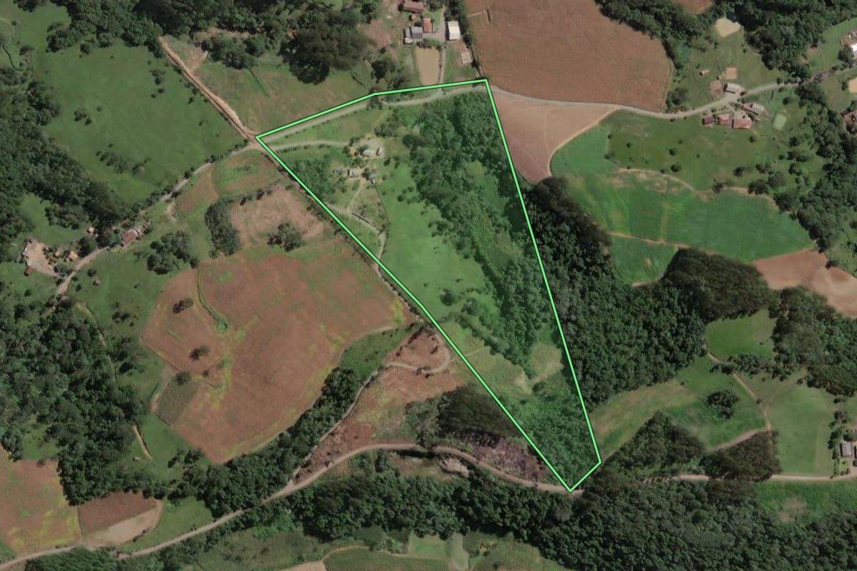 Imagem de satélite do imóvel rural em Santa Terezinha (SC), com o contorno declarado no CAR desenhado por cima.