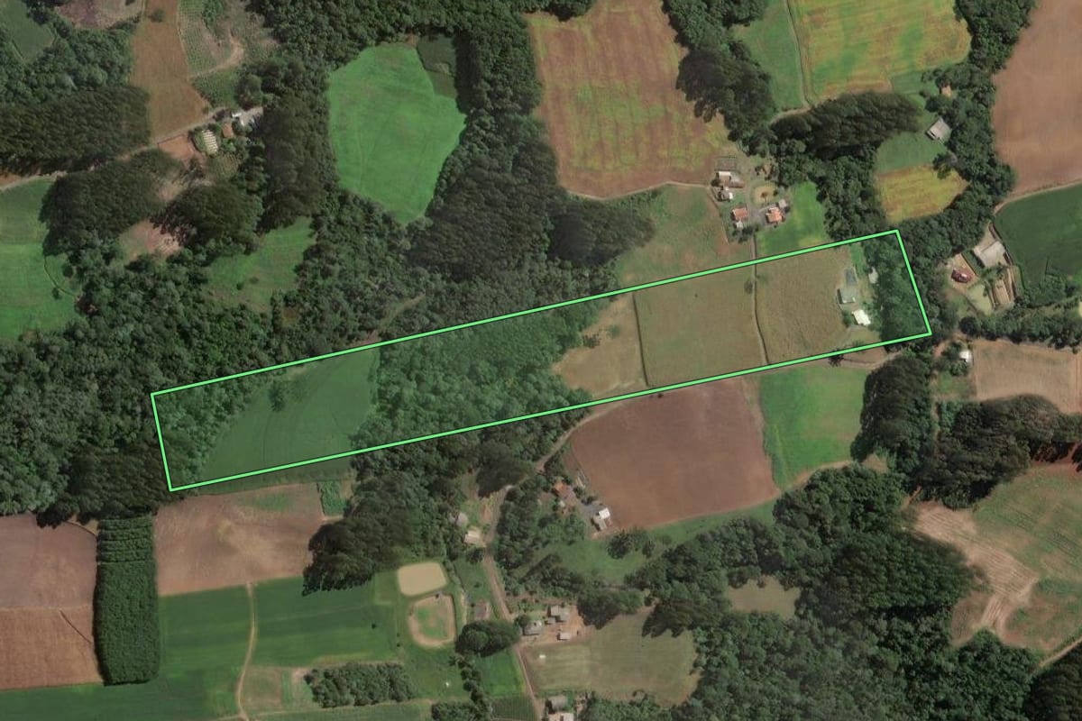 Imagem de satélite do imóvel rural em Santa Terezinha (SC), com o contorno declarado no CAR desenhado por cima.