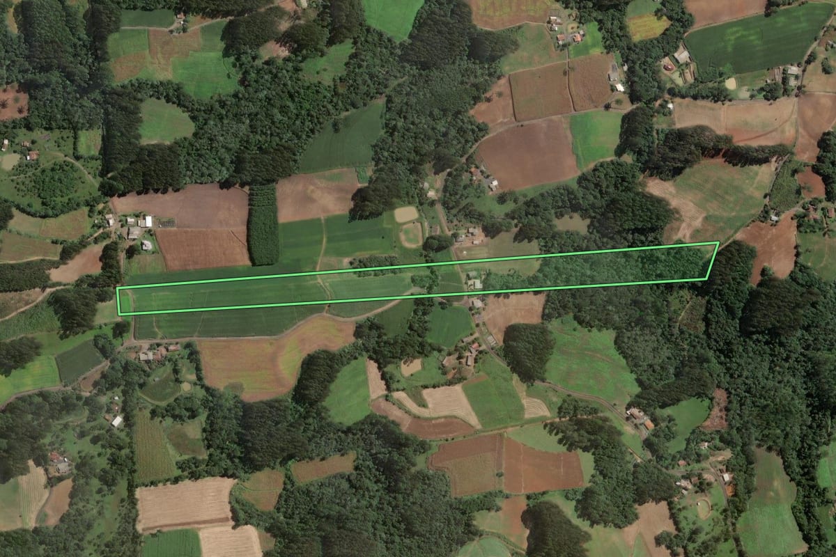 Imagem de satélite do imóvel rural em Santa Terezinha (SC), com o contorno declarado no CAR desenhado por cima.