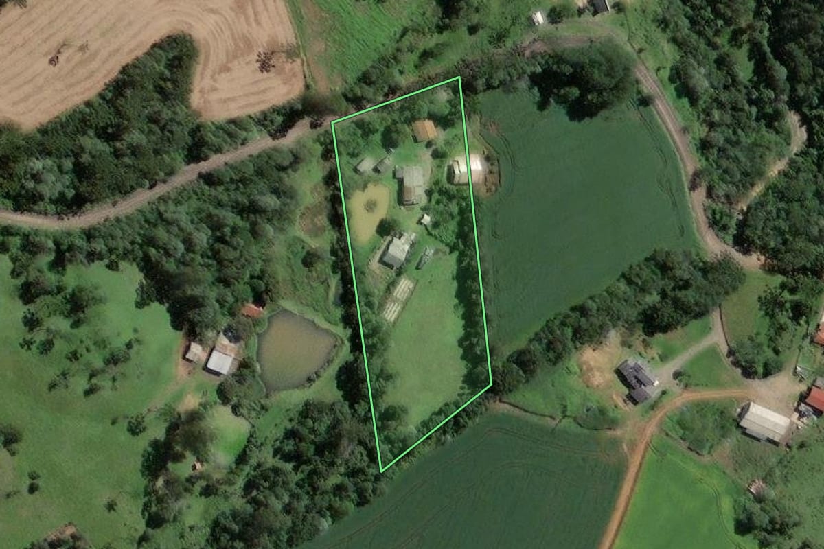 Imagem de satélite do imóvel rural em Santa Terezinha (SC), com o contorno declarado no CAR desenhado por cima.