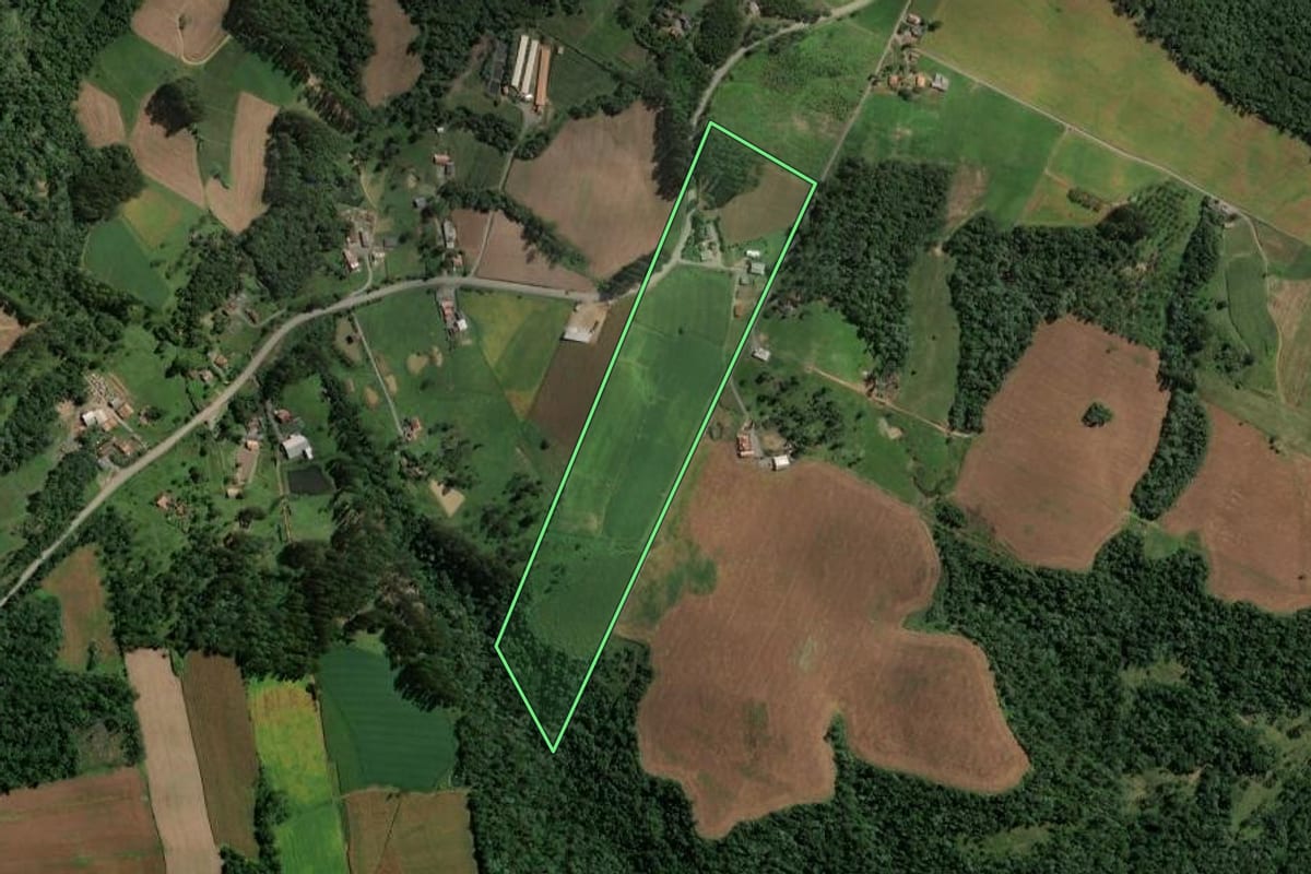 Imagem de satélite do imóvel rural em Santa Terezinha (SC), com o contorno declarado no CAR desenhado por cima.