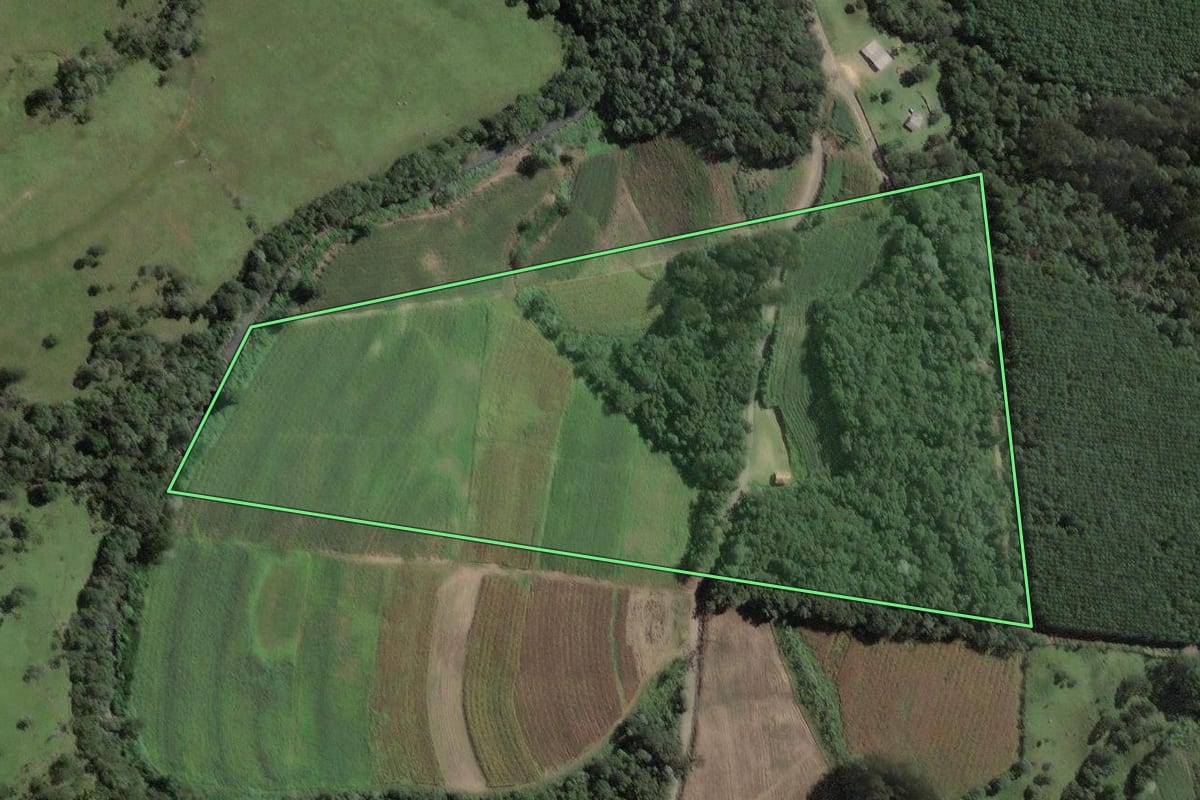 Imagem de satélite do imóvel rural em Santa Terezinha (SC), com o contorno declarado no CAR desenhado por cima.
