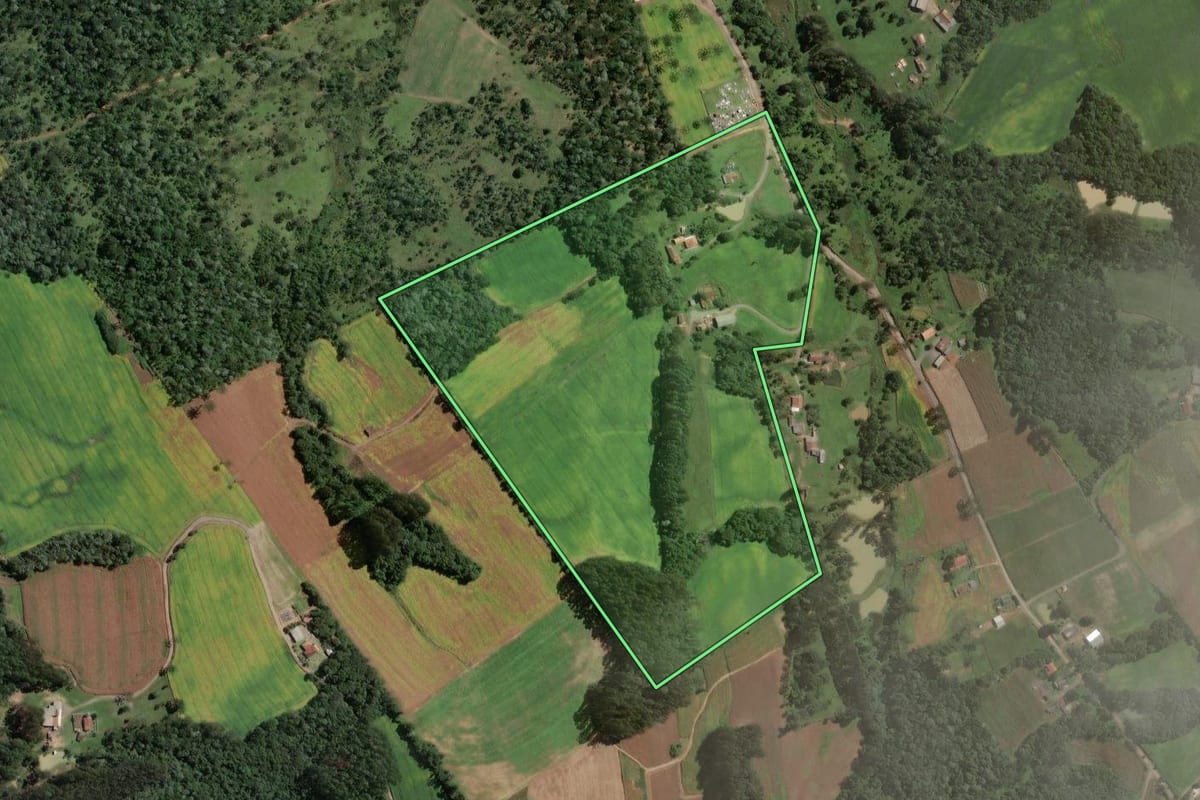 Imagem de satélite do imóvel rural em Santa Terezinha (SC), com o contorno declarado no CAR desenhado por cima.
