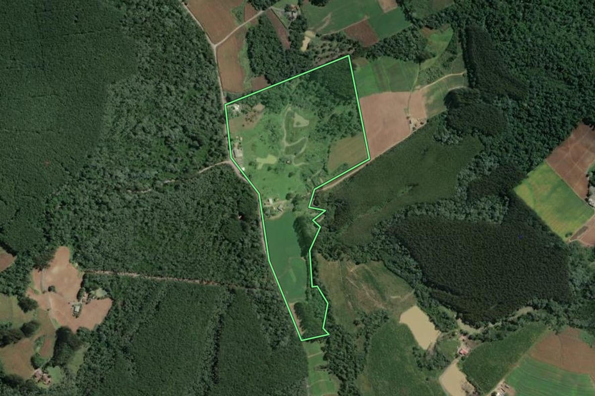Imagem de satélite do imóvel rural em Santa Terezinha (SC), com o contorno declarado no CAR desenhado por cima.