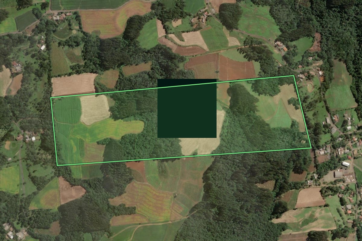 Imagem de satélite do imóvel rural em Santa Terezinha (SC), com o contorno declarado no CAR desenhado por cima.