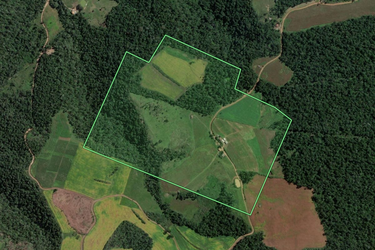 Imagem de satélite do imóvel rural em Santa Terezinha (SC), com o contorno declarado no CAR desenhado por cima.