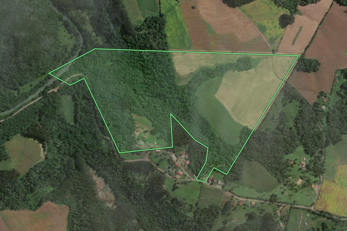 Imagem de satélite do imóvel rural em Santa Terezinha (SC), com o contorno declarado no CAR desenhado por cima.