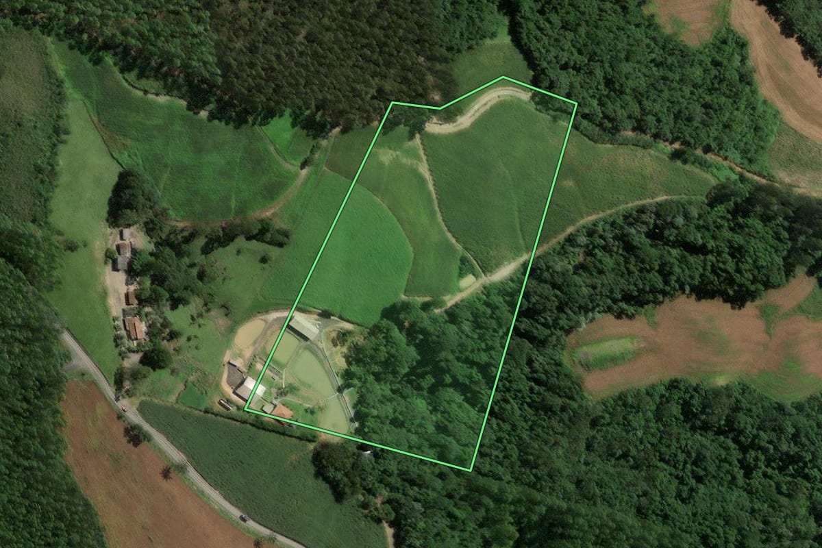 Imagem de satélite do imóvel rural em Santa Terezinha (SC), com o contorno declarado no CAR desenhado por cima.