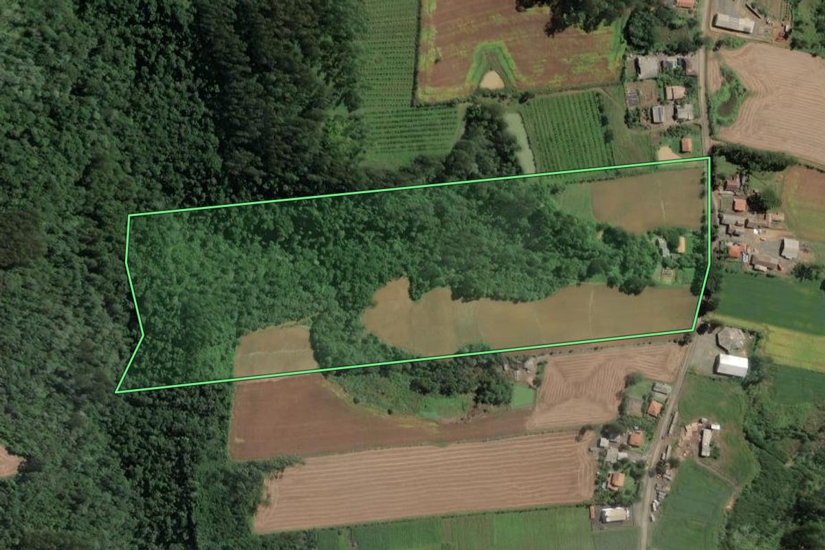 Imagem de satélite do imóvel rural em Santa Terezinha (SC), com o contorno declarado no CAR desenhado por cima.