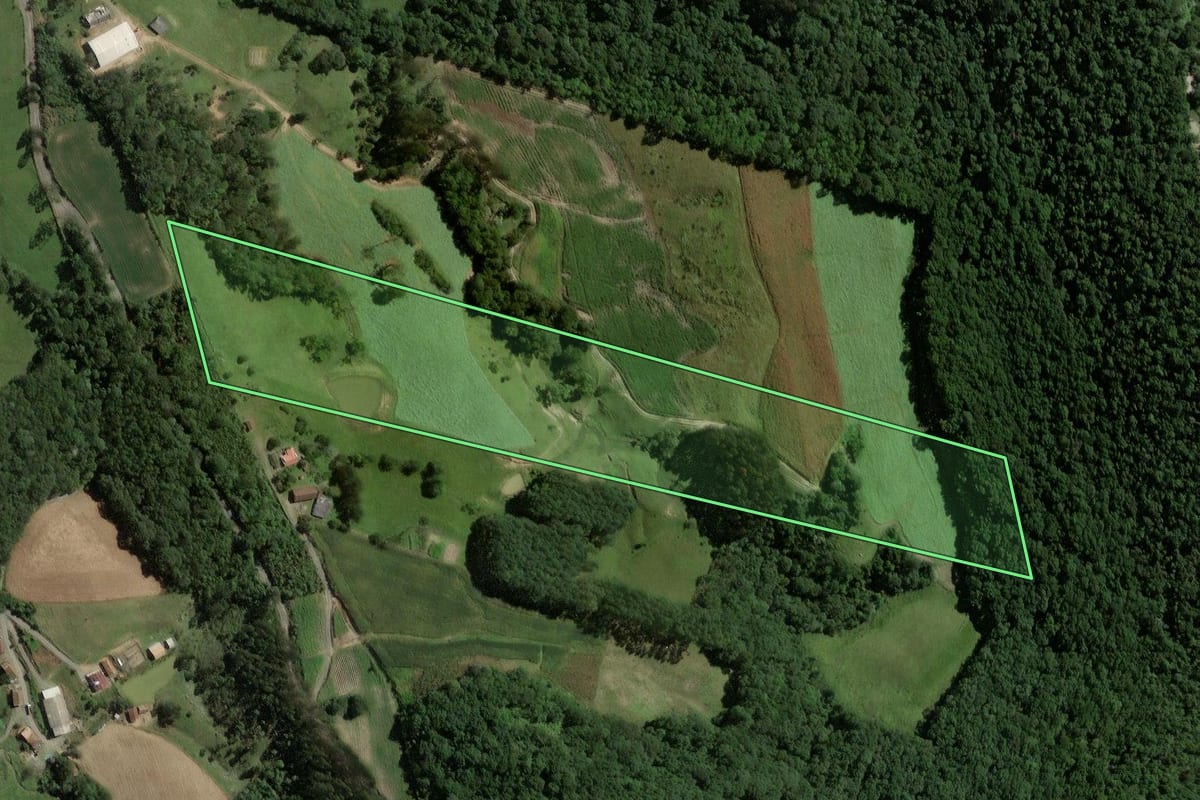 Imagem de satélite do imóvel rural em Santa Terezinha (SC), com o contorno declarado no CAR desenhado por cima.