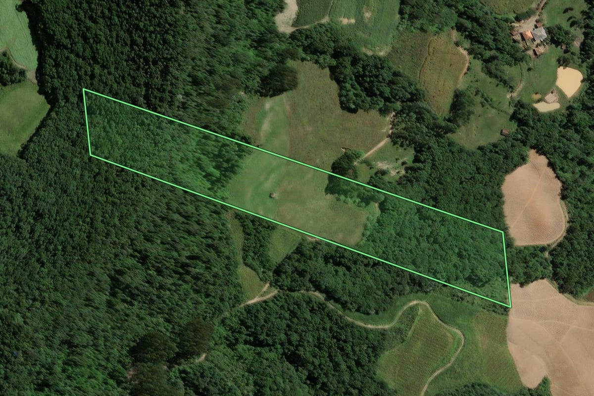 Imagem de satélite do imóvel rural em Santa Terezinha (SC), com o contorno declarado no CAR desenhado por cima.