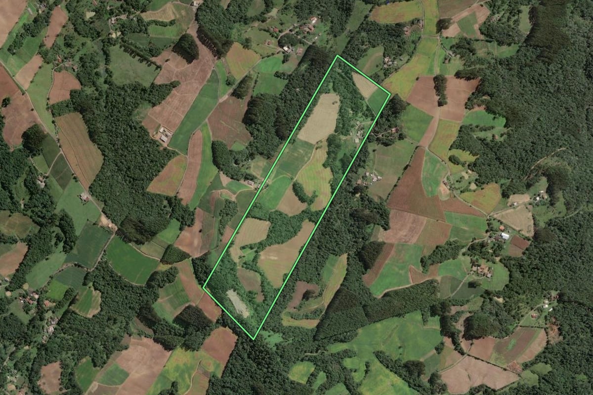 Imagem de satélite do imóvel rural em Santa Terezinha (SC), com o contorno declarado no CAR desenhado por cima.