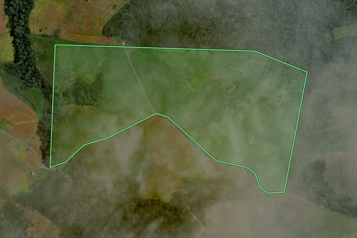 Imagem de satélite do imóvel rural em Santa Terezinha (SC), com o contorno declarado no CAR desenhado por cima.