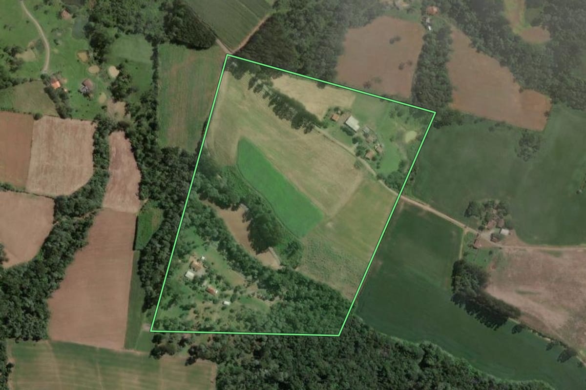 Imagem de satélite do imóvel rural em Santa Terezinha (SC), com o contorno declarado no CAR desenhado por cima.