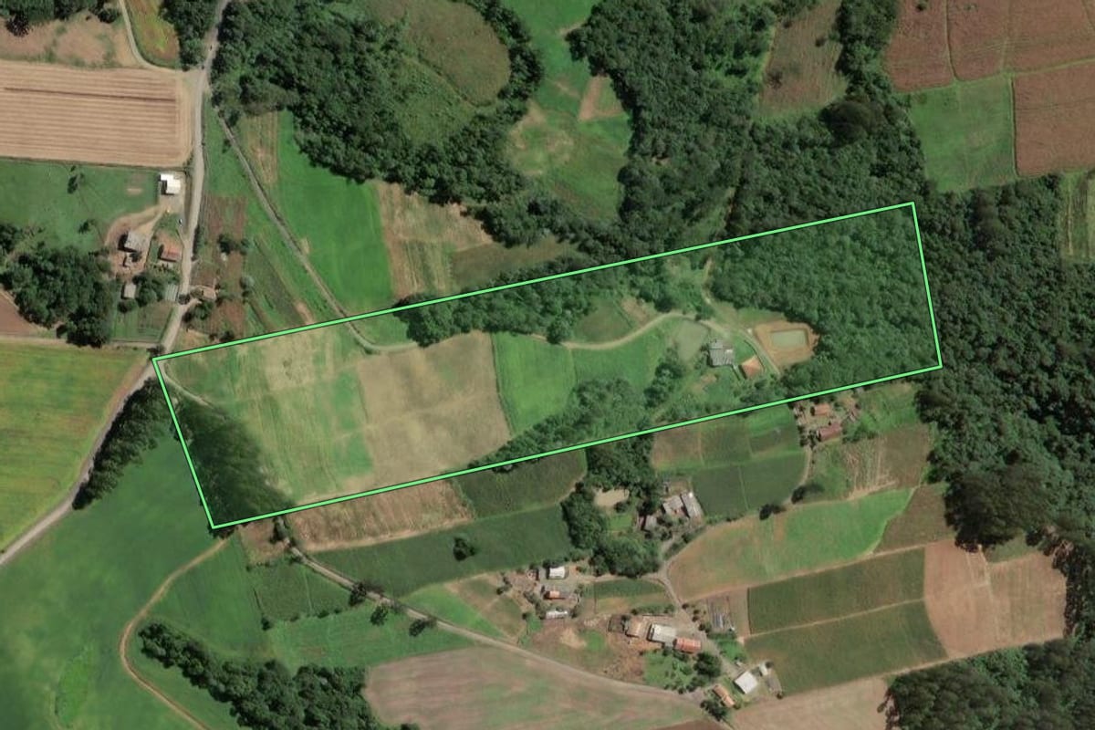 Imagem de satélite do imóvel rural em Santa Terezinha (SC), com o contorno declarado no CAR desenhado por cima.