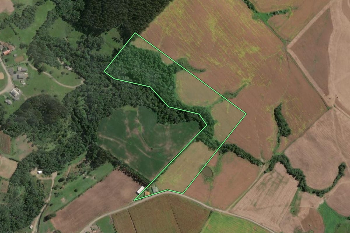 Imagem de satélite do imóvel rural em Santa Terezinha (SC), com o contorno declarado no CAR desenhado por cima.