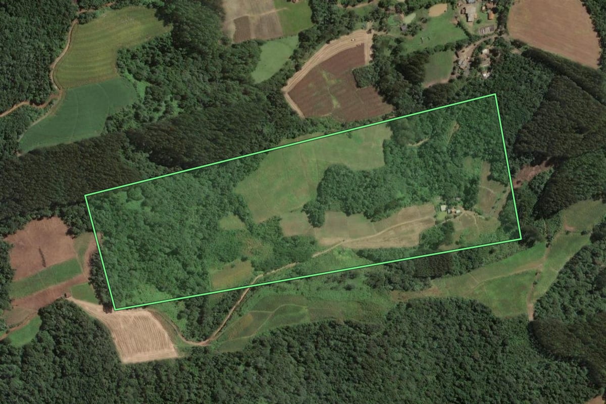 Imagem de satélite do imóvel rural em Santa Terezinha (SC), com o contorno declarado no CAR desenhado por cima.