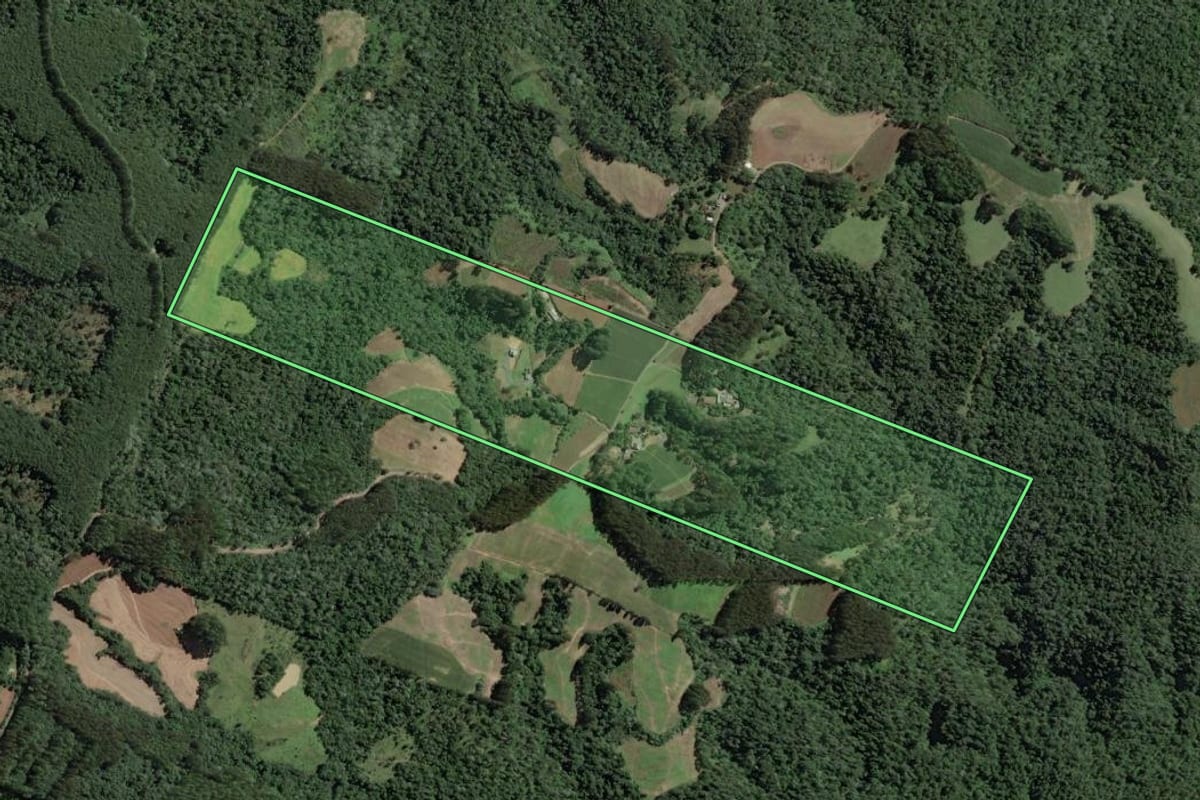 Imagem de satélite do imóvel rural em Santa Terezinha (SC), com o contorno declarado no CAR desenhado por cima.