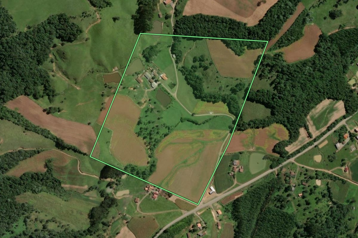 Imagem de satélite do imóvel rural em Santa Terezinha (SC), com o contorno declarado no CAR desenhado por cima.