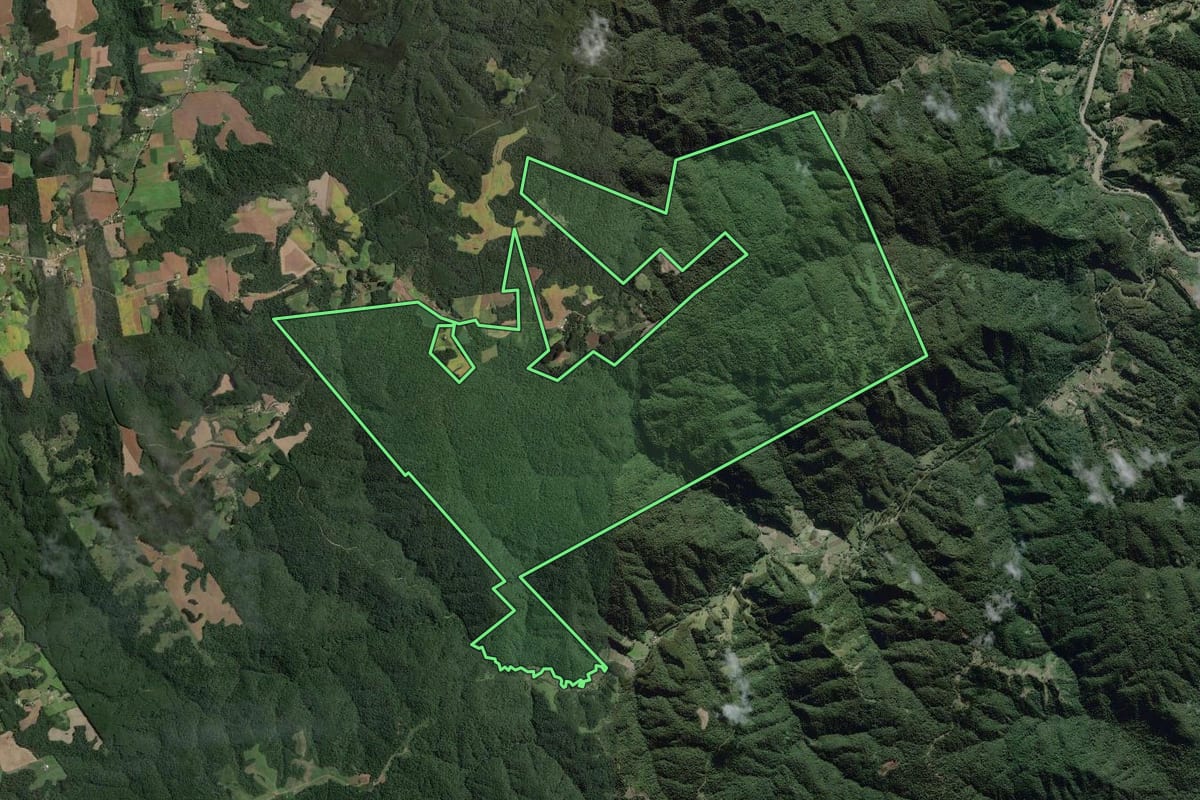 Imagem de satélite do imóvel rural em Santa Terezinha (SC), com o contorno declarado no CAR desenhado por cima.