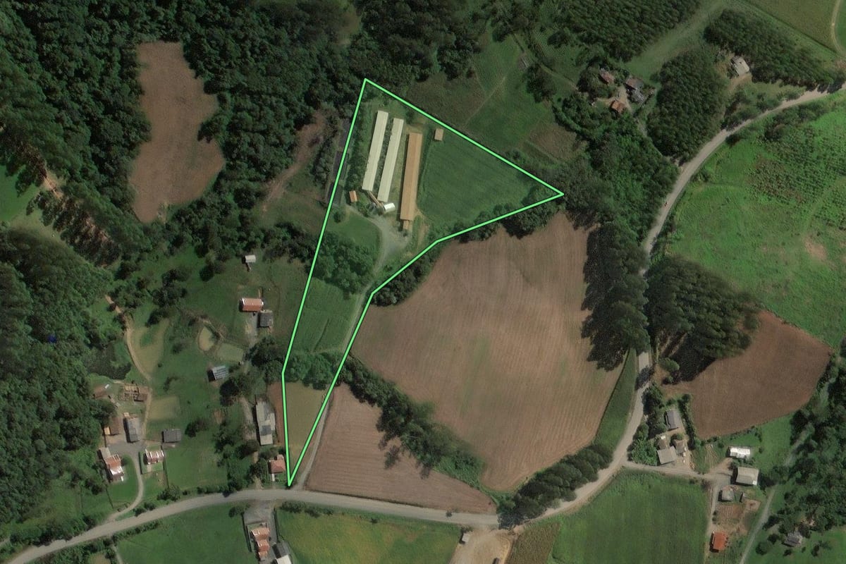 Imagem de satélite do imóvel rural em Santa Terezinha (SC), com o contorno declarado no CAR desenhado por cima.