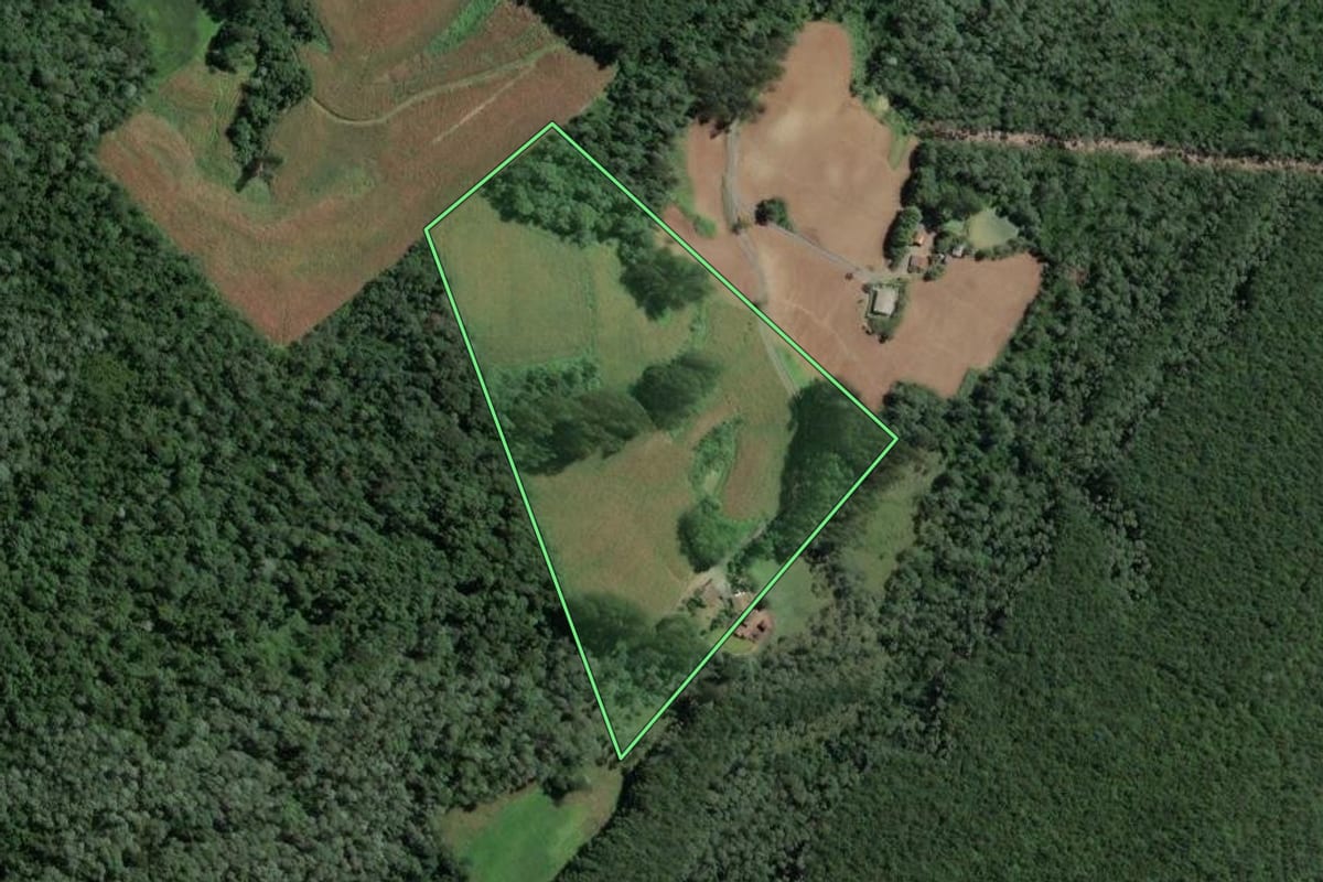 Imagem de satélite do imóvel rural em Santa Terezinha (SC), com o contorno declarado no CAR desenhado por cima.
