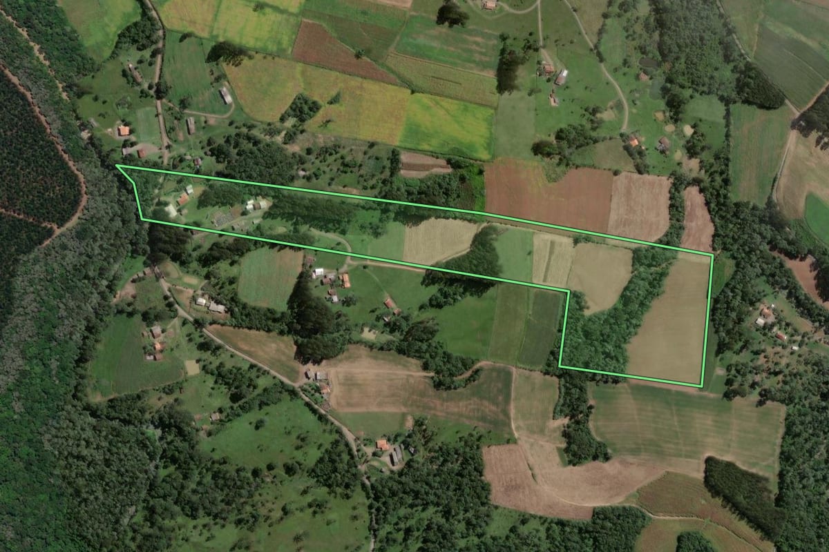 Imagem de satélite do imóvel rural em Santa Terezinha (SC), com o contorno declarado no CAR desenhado por cima.