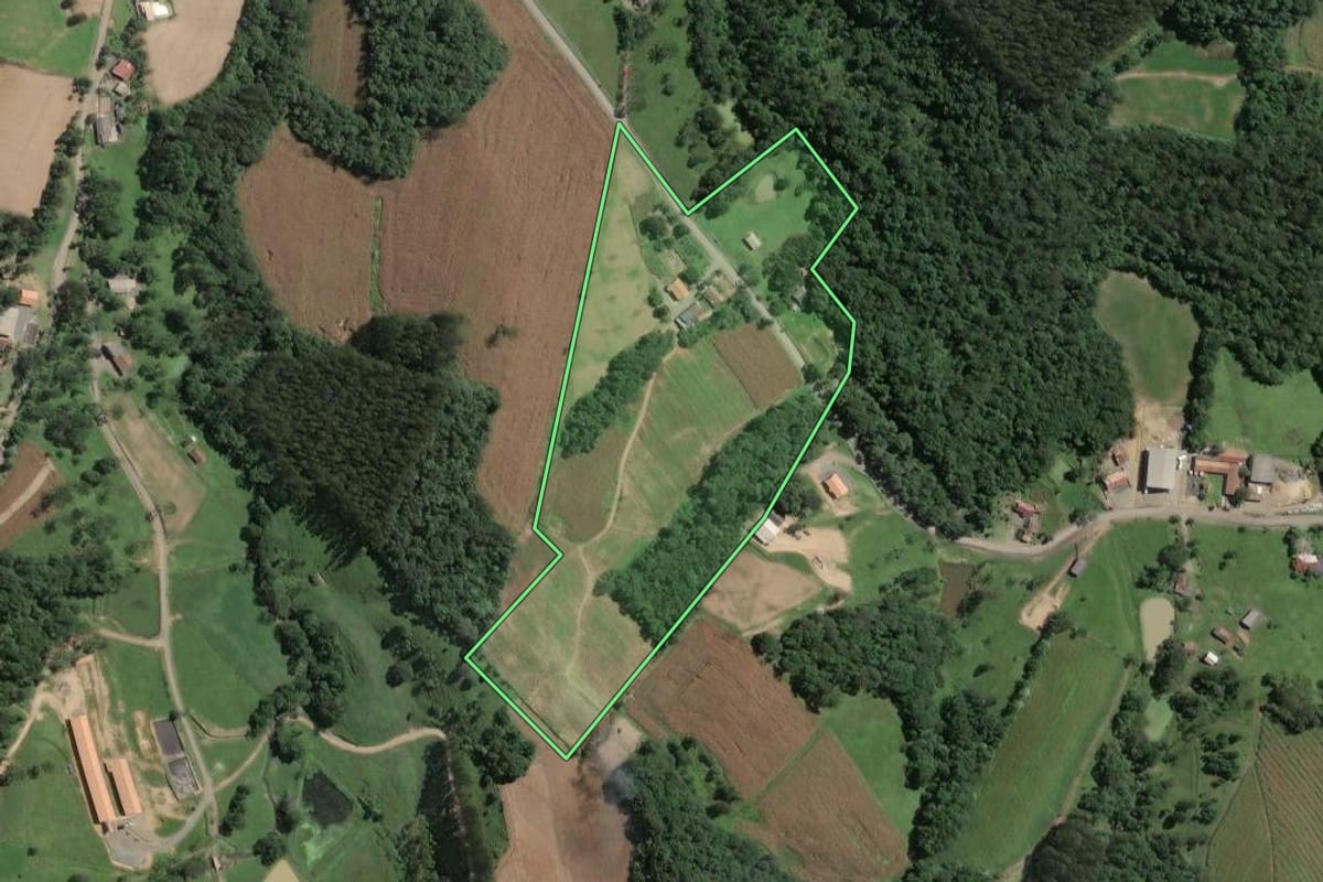 Imagem de satélite do imóvel rural em Santa Terezinha (SC), com o contorno declarado no CAR desenhado por cima.