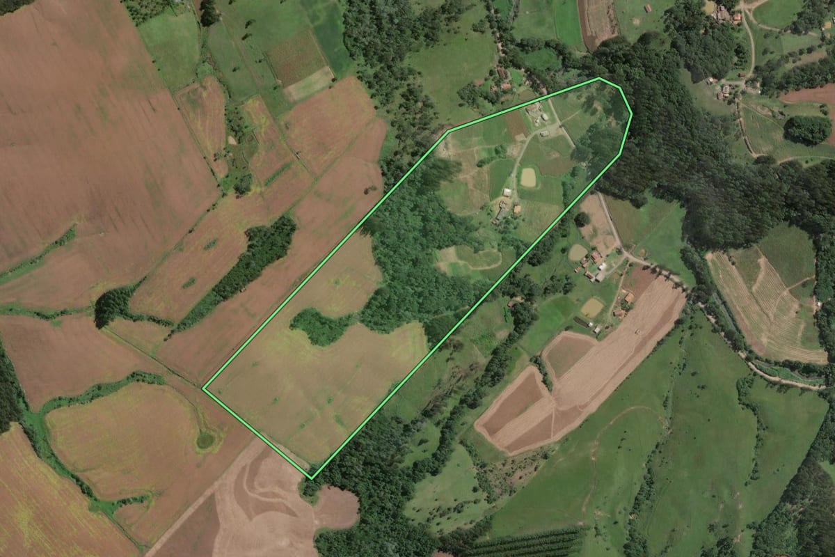 Imagem de satélite do imóvel rural em Santa Terezinha (SC), com o contorno declarado no CAR desenhado por cima.